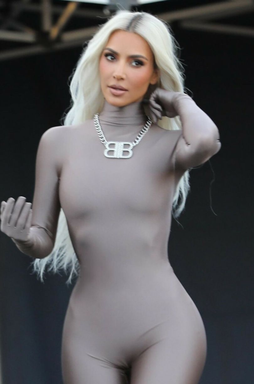 Kim Kardashian eksponuje szczupłą sylwetkę na planie reklamy