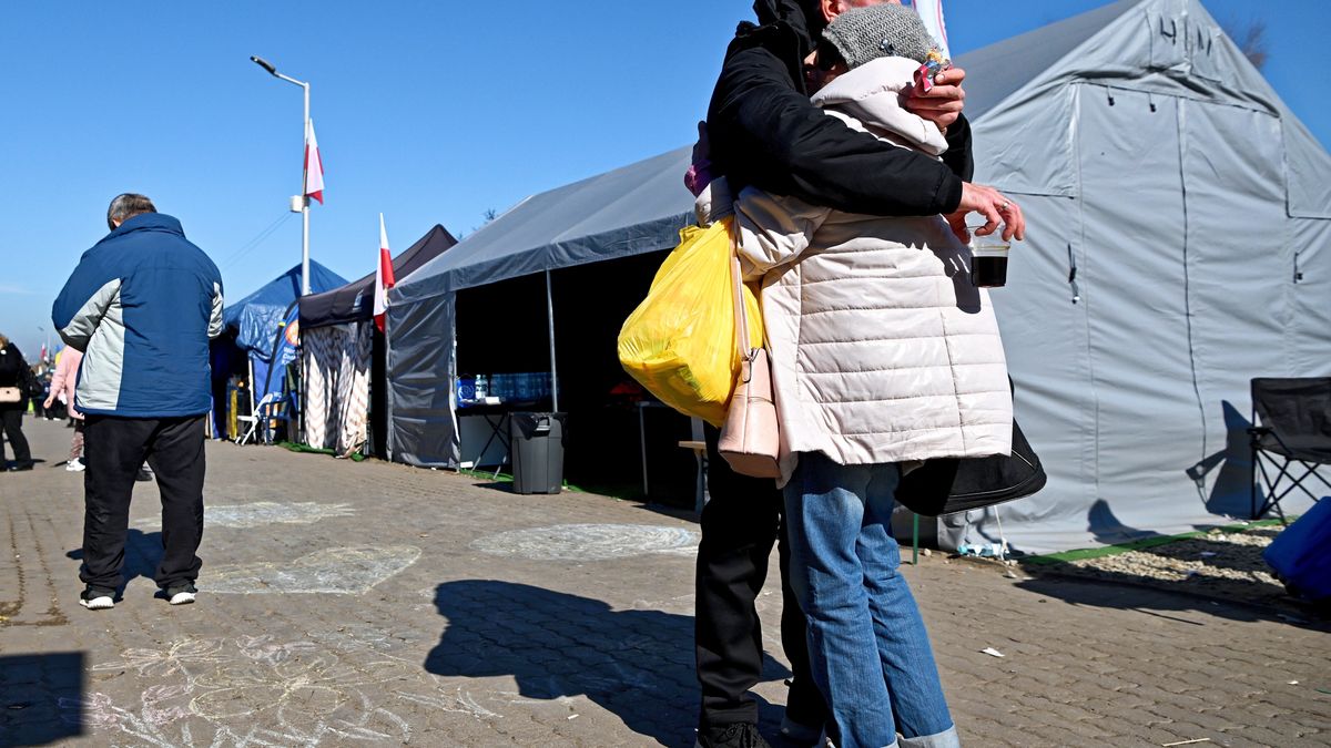 Medyka, 13.04.2022. Uchodźcy z Ukrainy w okolicy polsko-ukraińskiego przejścia granicznego w Medyce, 13 bm. Trwa inwazja Rosji na Ukrainę. (kf) PAP/Darek Delmanowicz