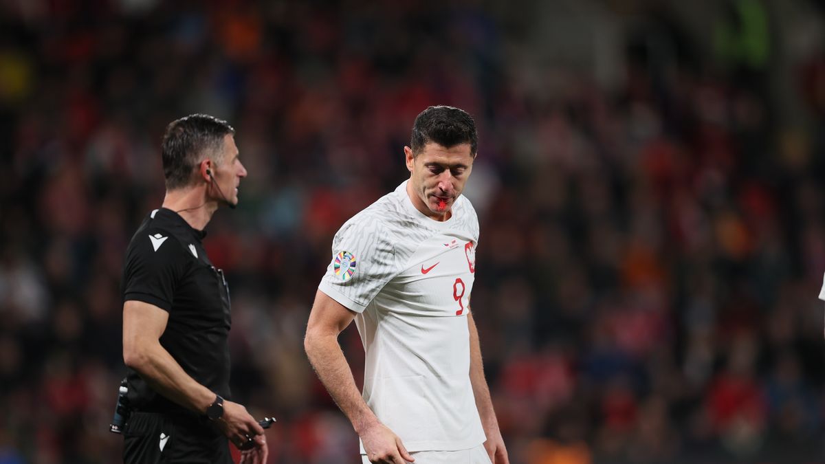 Praga, Czechy, 24.03.2023. Polak Robert Lewandowski (P) podczas meczu eliminacyjnego piłkarskich mistrzostw Europy z Czechami w Pradze, 24 bm. (js) PAP/Leszek Szymański