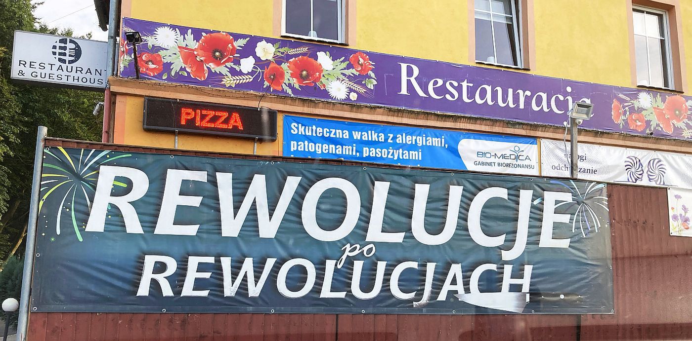 Intrygujący baner na bocznej ścianie lokalu