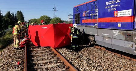 Tragedia na przejeździe kolejowym. Dwie osoby nie żyją