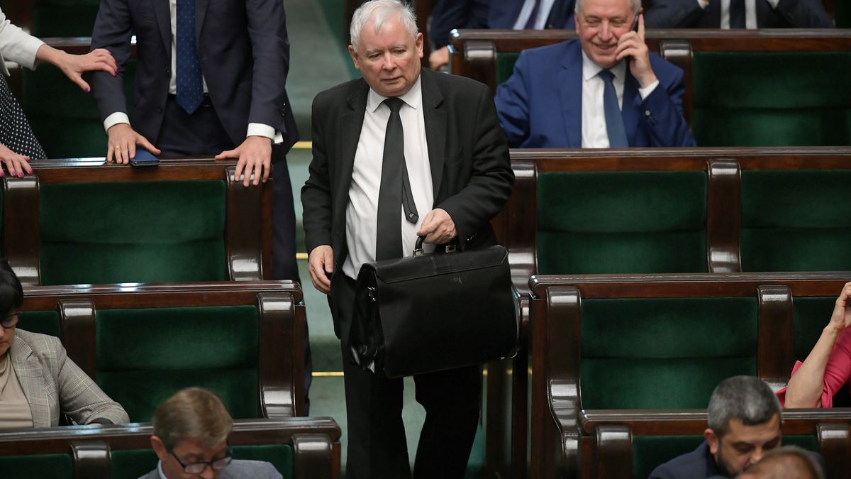Warszawa, 15.07.2020. Prezes PiS Jarosław Kaczyński (C) podczas posiedzenia Sejmu w Warszawie, 15 bm. Sejm rozpoczyna dwudniowe posiedzenie; zajmie się m.in. poprawkami Senatu do prezydenckiej ustawy o Polskim Bonie Turystycznym. (kf) PAP/Marcin Obara