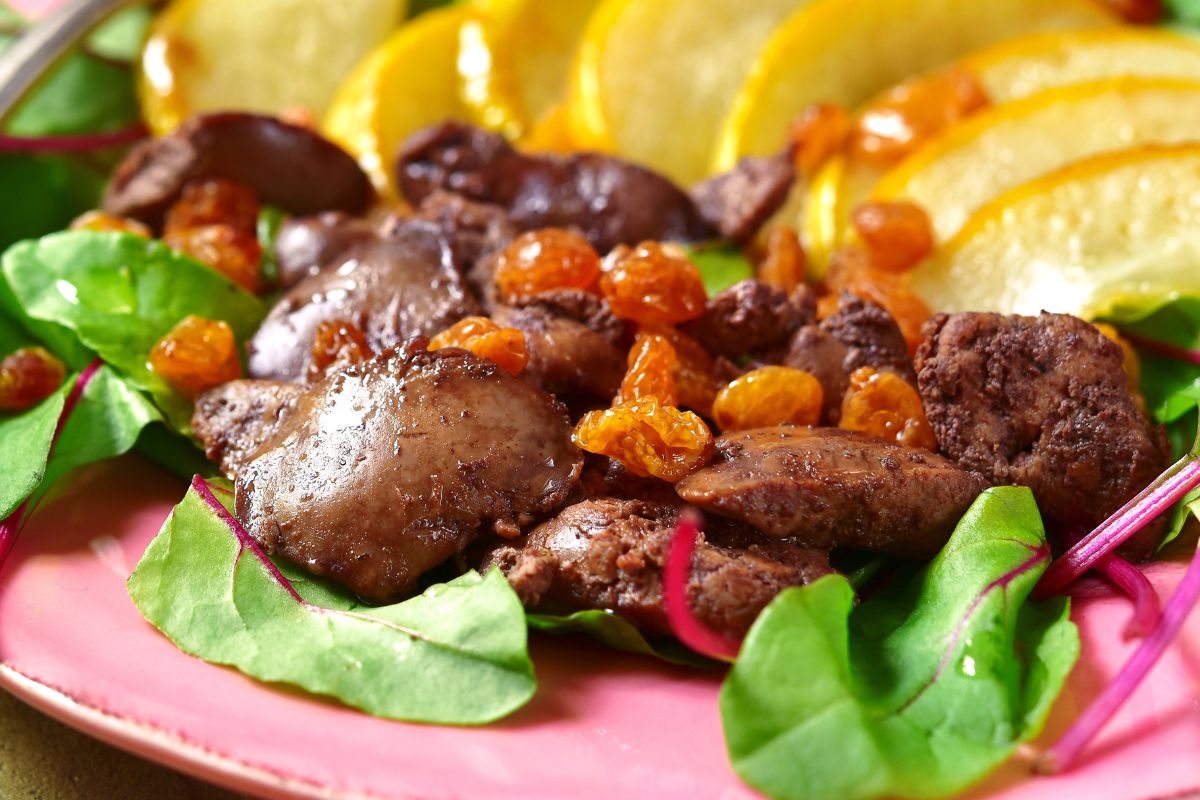 Wątróbka z rodzynkami to przepis na pyszny obiad