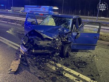 Skoda uderzyła w barierki energochłonne na autostradzie A1 w powiecie włocławskim.