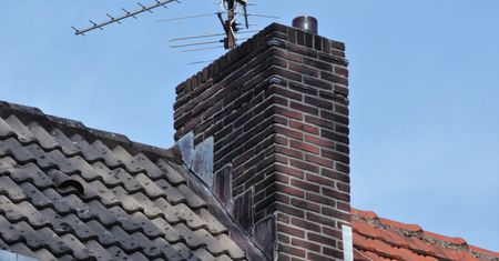 Tak skutecznie wyczyścisz komin przed zimą. Prosty trik