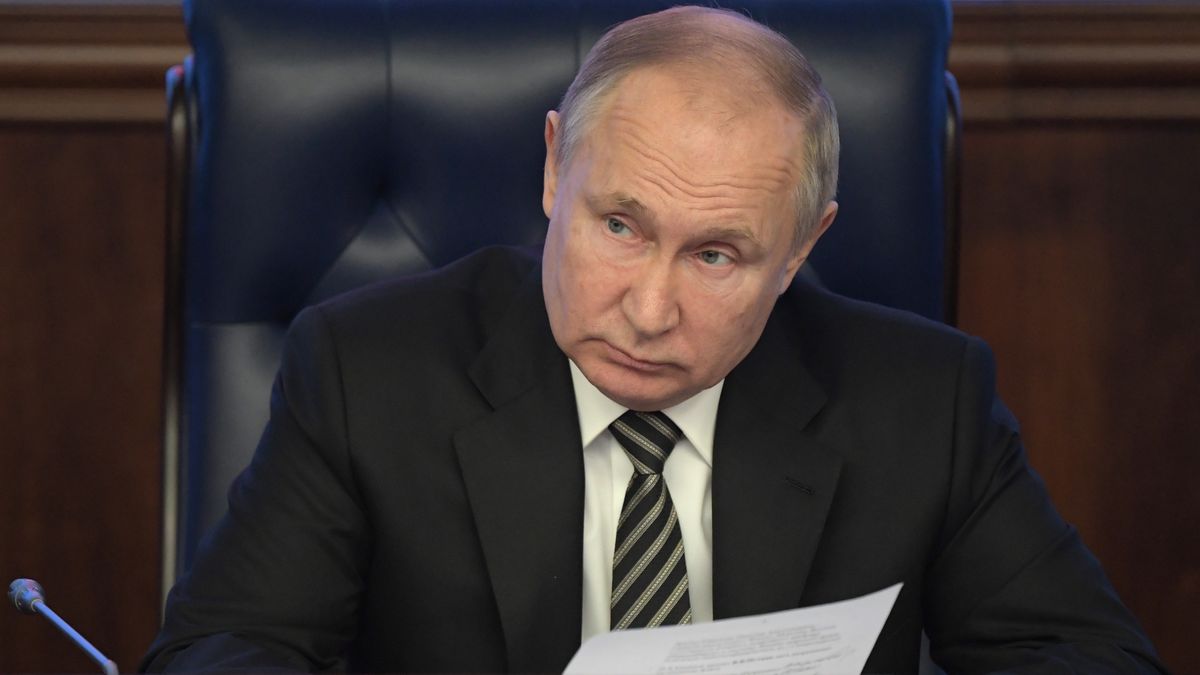 Na zdjęciu Władymir Putin siedzący na fotelu