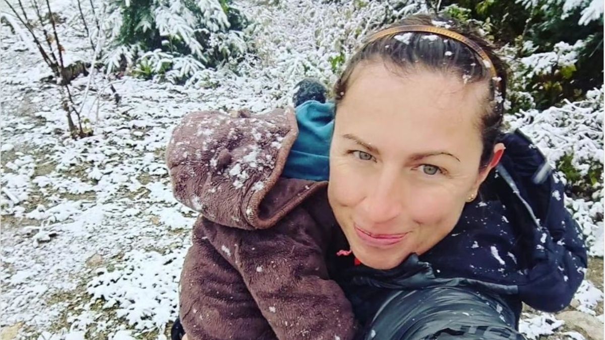 Justyna Kowalczyk z synem Hugo na rękach