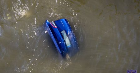 Tesla wyłowiona z jeziora na Mazurach. Już wiadomo, co się stało