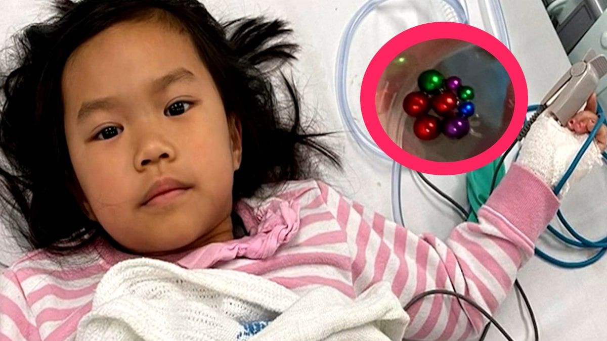 4-latka i zabawka, którą się bawiła