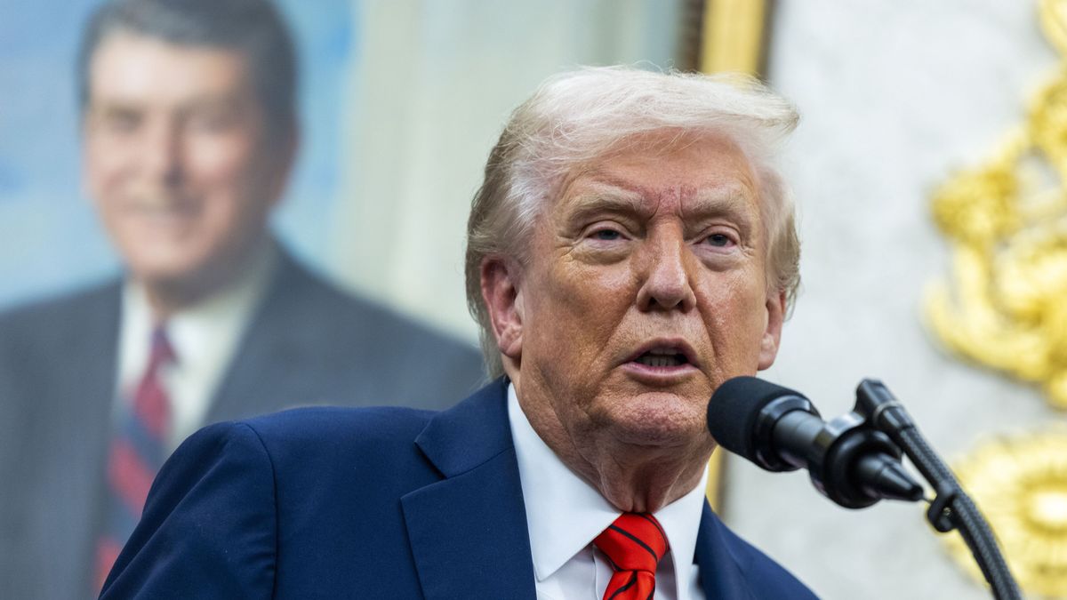 US President Donald Trump responds to a question from the news media following the announcement of a drug pricing deal during a press conference in the Oval Office of the White House in Washington, DC, USA, 10 October 2025. The deal, made with AstraZeneca CEO Pascal Soriot, includes deep price cuts for the Medicaid health plans and discounted prices through the TrumpRx website opening next year. EPA/SHAWN THEW / POOL Dostawca: PAP/EPA.