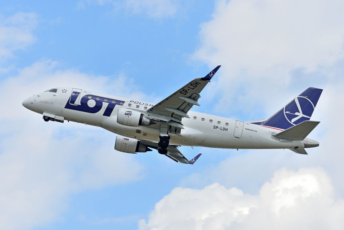 Polskie linie lotnicze LOT wprowadziły nową zastawę porcelanową w klasie biznes i Premium Economy