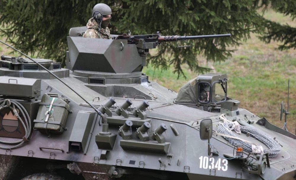 Otwarta wieżyczka transportera opancerzonego Valuk uzbrojona w karabin maszynowy kal. 12,7 mm.