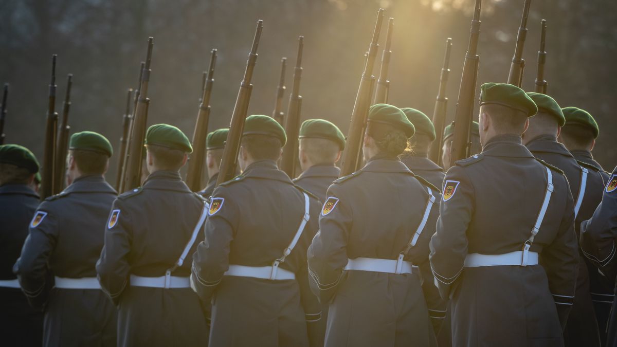 German Honorary Guard
BERLIN, GERMANY - FEBRUARY 10: Soldiers of the honorary guard of the Bundeswehr are part of a parade during an event at the German Ministry of Defence on February 10, 2025 in Berlin, Germany. (Photo by Juliane Sonntag/Photothek via Getty Images)
Juliane Sonntag
conscripts, militaerische ehren, mess dress, diener, soldatinnen, human being, german army bundeswehr, soldatin, wachbataillon, military honors, mensch, junge erwachsene, truppe, wehrdienst, gewehr, frau, female soldier, ehrenformation, woman, soldaten, gruppe, symbolfoto, soldat, symbole, militaer, dienstanzug, military service, wehrpflicht, symbols, heer, ausgehuniform, symbolbild, soldier, symbolic, wehrpflichtige, symbol picture symbol image, troops, symbolisch, karabiner, menschen, soldiers, female soldiers
