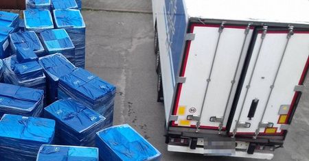 Ponad pół miliona paczek papierosów w naczepie ciężarówki. Policjanci natrafili na nie przypadkowo