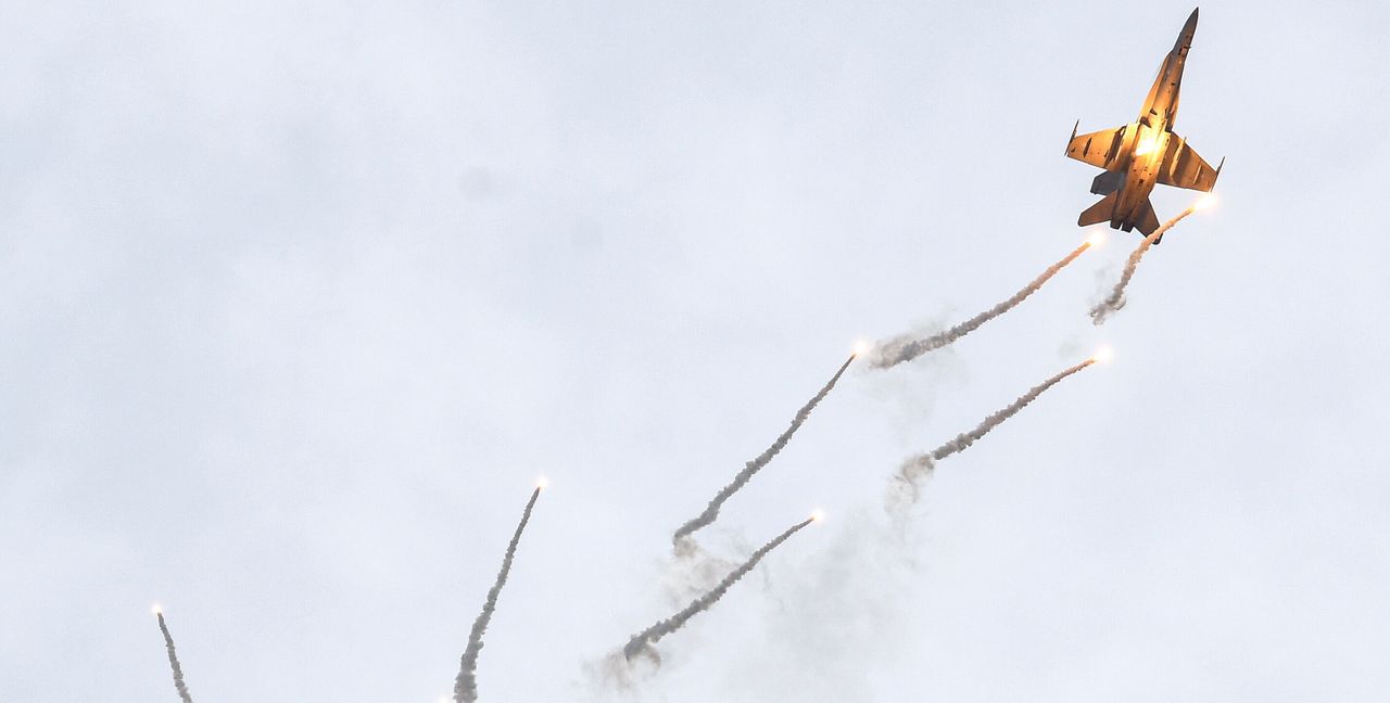 Fiński F/A-18C Hornet
podczas pokazu z wykorzystaniem flar na Radom Air Show.