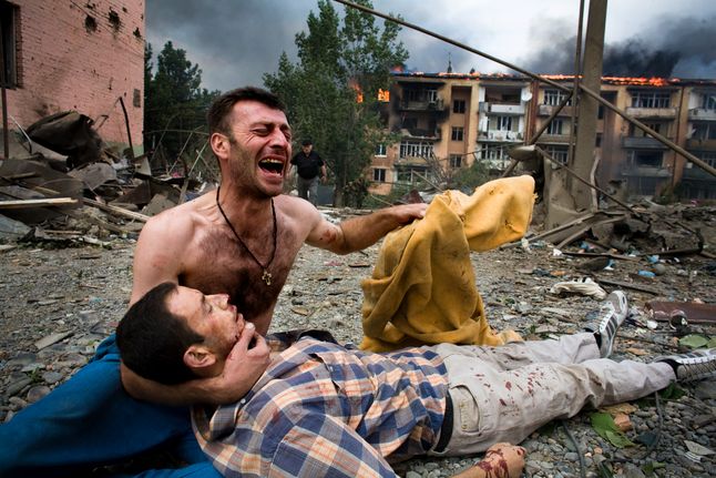 W związku z 10-leciem konkursu jury wybrało Zdjęcie Dekady. Ta jubileuszowa nagroda trafiła w ręce Wojciecha Grzędzińskiego (autora Zdjęcia Roku 2009) za fotografię wykonaną w Gruzji podczas konfliktu z Rosją.