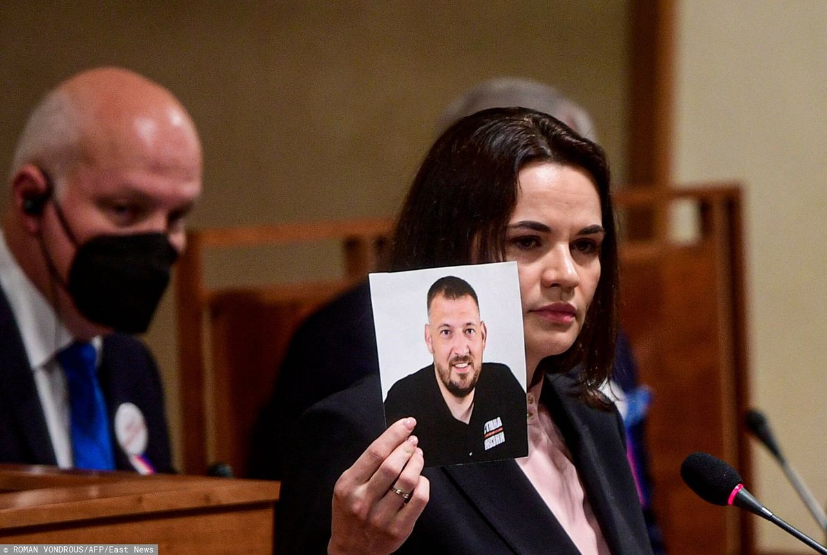 Swiatłana Cichanouska ze zdjęciem męża w czeskim parlamencie 