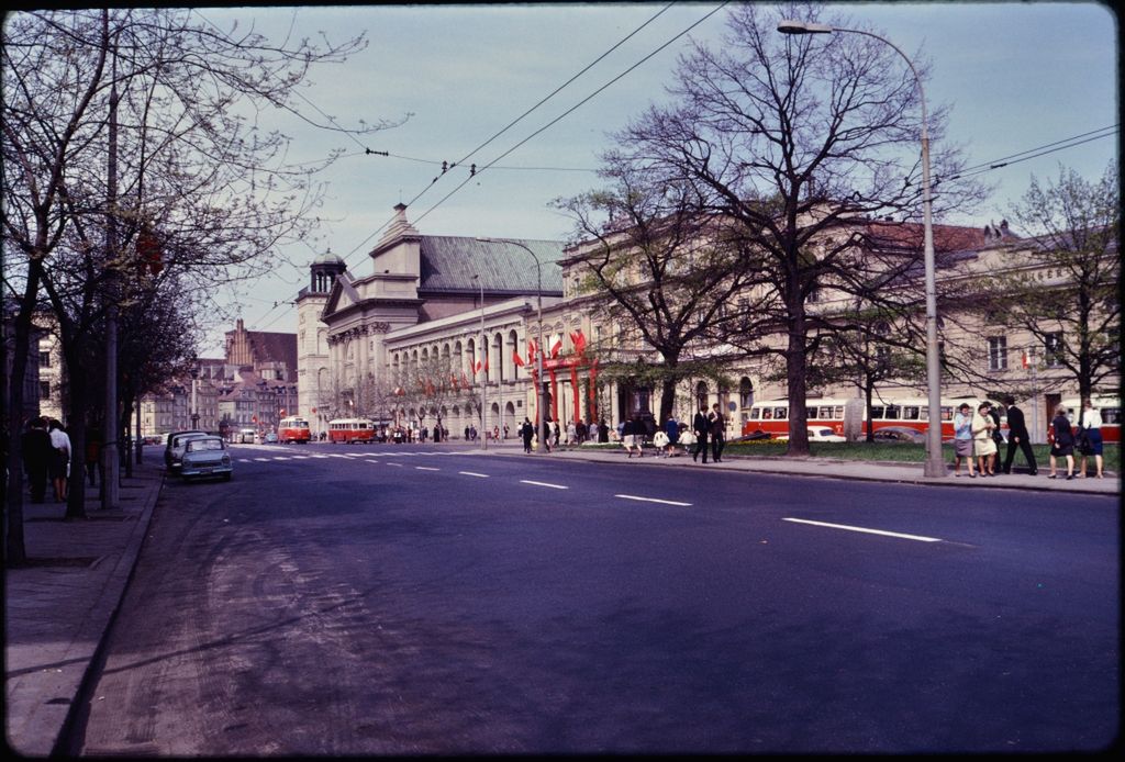 Nostalgiczna Warszawa lat 50. na nieznanych, kolorowych zdjęciach profesora z USA 35