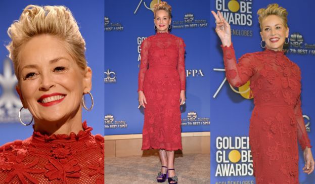 Uśmiechnięta Sharon Stone pozuje w czerwonych koronkach