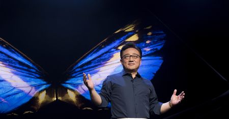 Samsung Galaxy S10+ na pierwszych renderach: kształt otworu w ekranie może zaskakiwać