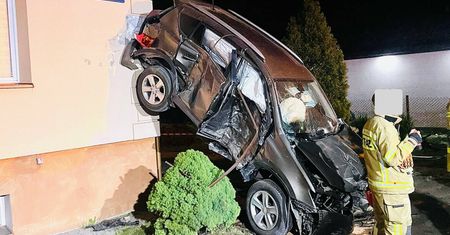 Rozpędzona toyota wypadła z drogi. Auto zawisło na elewacji domu