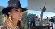 Jennifer Lopez świętuje 54. urodziny, tańcząc NA STOLE i promując swój alkohol. Fani znów piszą o uzależnieniu Bena Afflecka (FOTO)