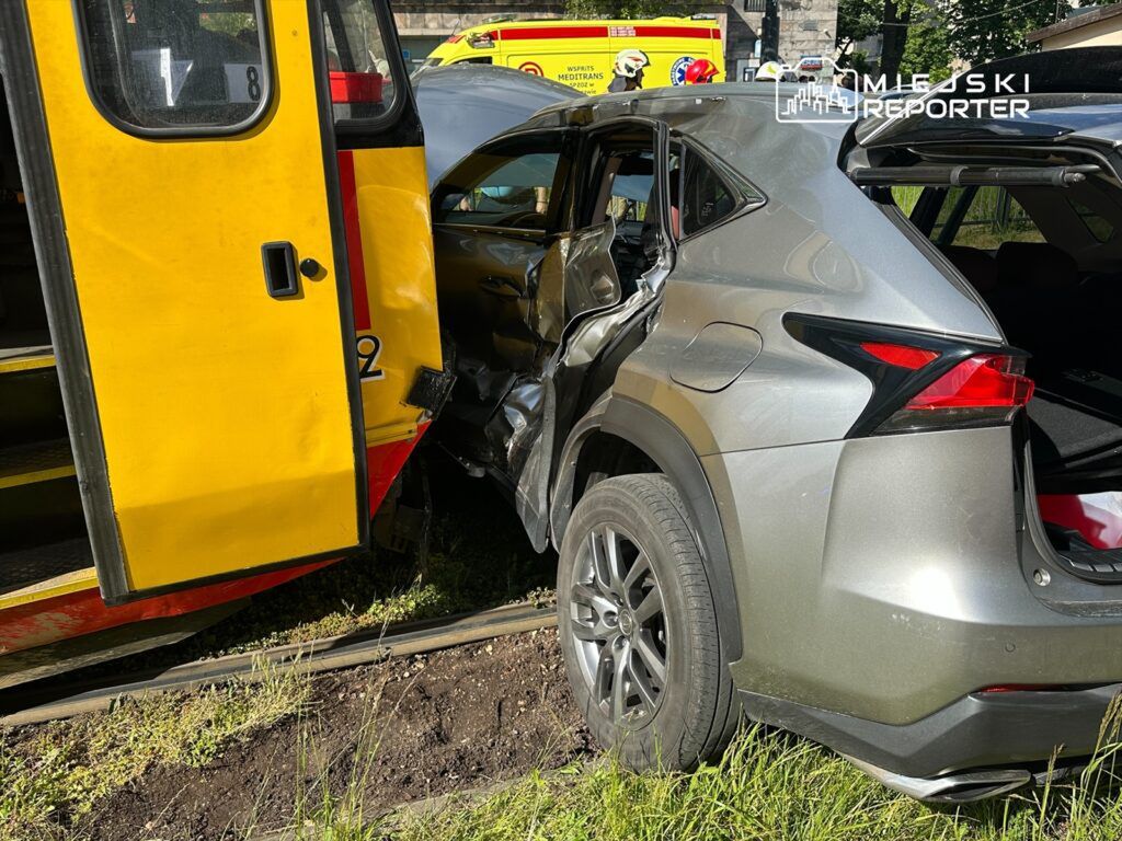 Warszawa. Kierujący lexusem wjechał pod tramwaj na Grochowie. Ruch zablokowany