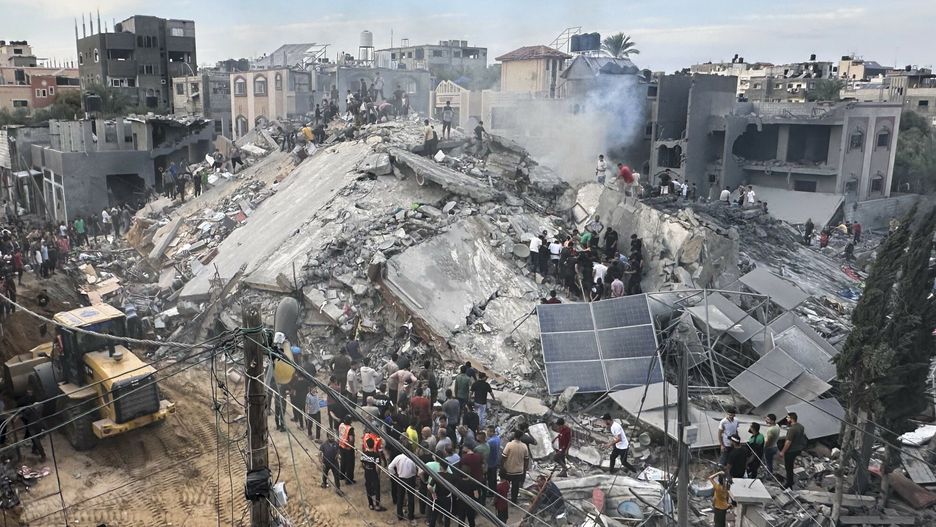 Wojna izraelsko-palesty?ska
Palestinians look for survivors following Israeli airstrike in Nusseirat refugee camp, Gaza Strip, Tuesday, Oct. 31, 2023. (AP Photo/Doaa AlBaz)
Doaa AlBaz