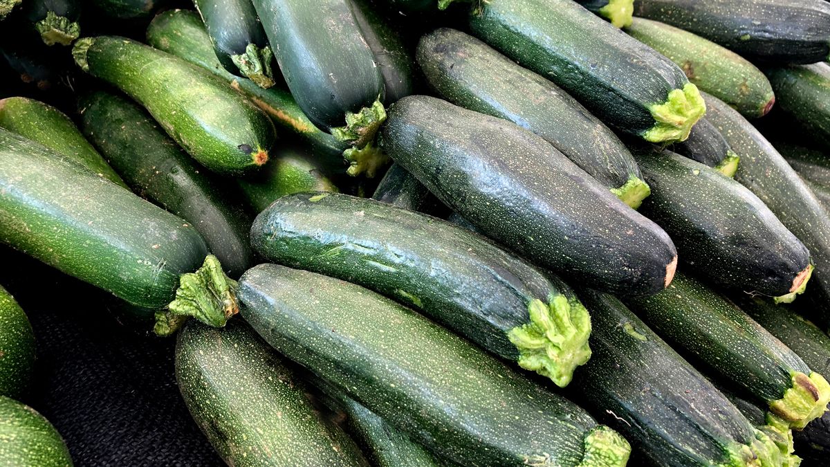 vegetable, food, zucchini, green, fresh, cucumber, isolated, healthy, courgette, vegetarian, organic, squash, white, raw, ingredient, cucumbers, ripe, market, marrow, diet, agriculture, vegetables, nutrition, freshness, closeup