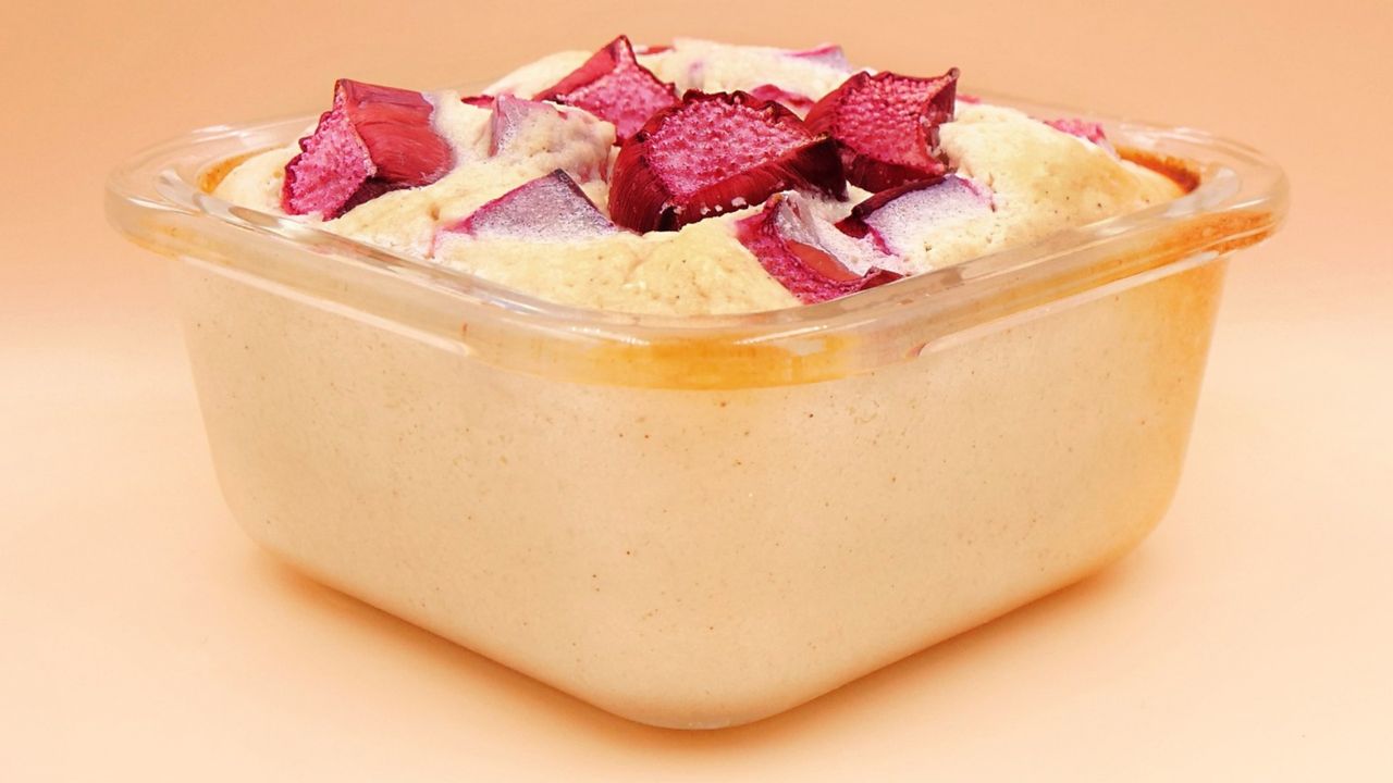 Jeszcze zdążysz! Jogurtowe ciasto z rabarbarem na końcówkę sezonu