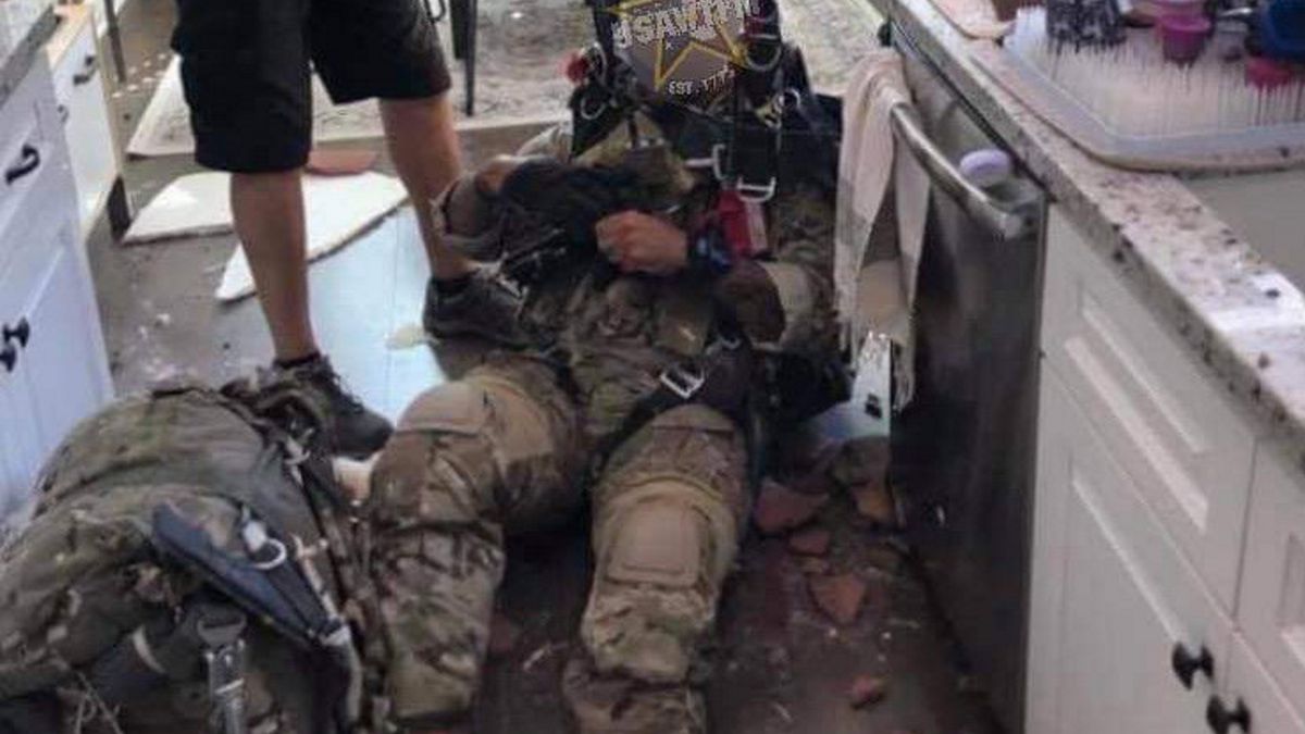 Spadochroniarz wpadł przez dach do kuchni