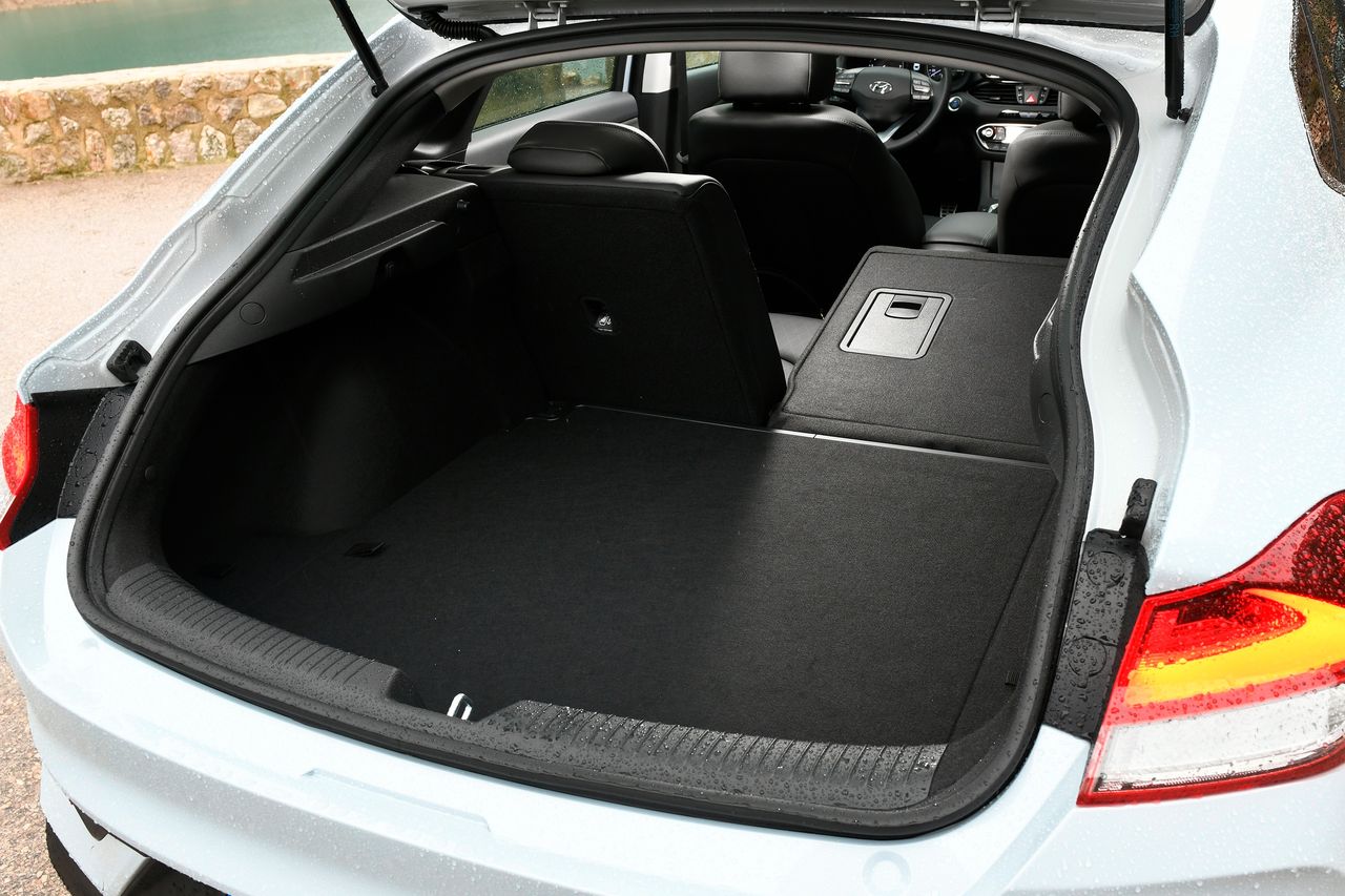 Bagażnik Hyundaia i30 Fastback ma 450 l pojemności. To 55 więcej niż w zwykłym i30.