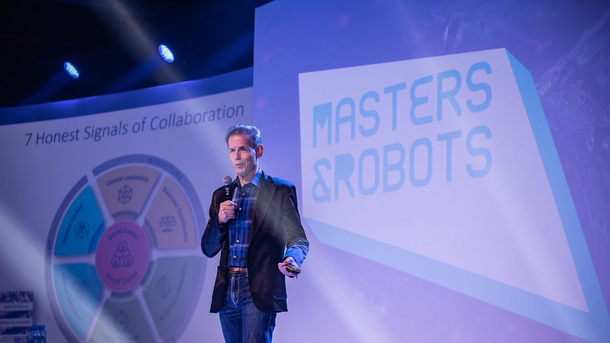 Dr Peter Gloor na scenie podczas wykładu w ramach Masters & Robots, fot. Materiały prasowe