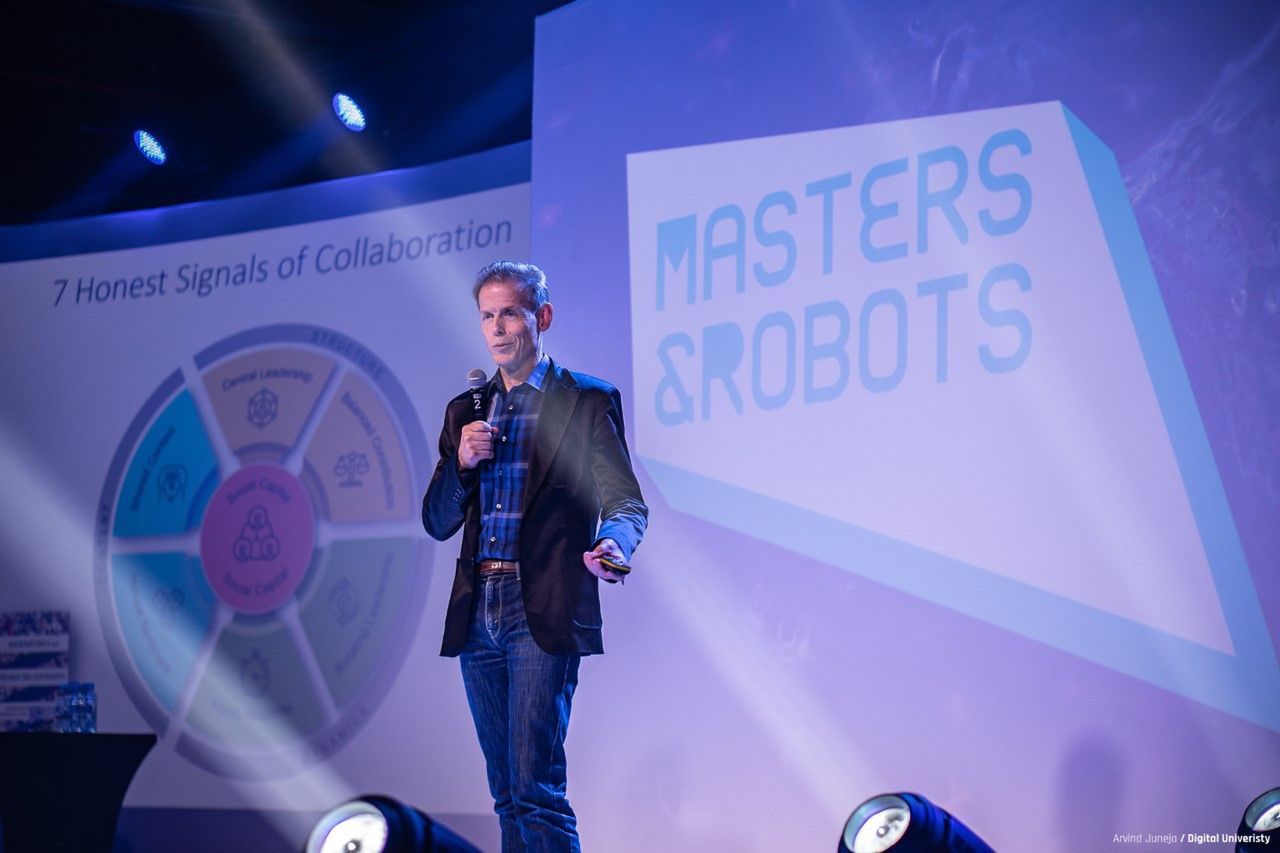Dr Peter Gloor na scenie podczas wykładu w ramach Masters & Robots, fot. Materiały prasowe