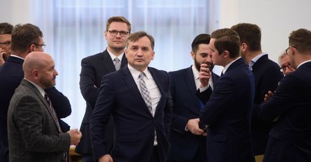 "Potężne dowody". Czarne chmury nad ludźmi Ziobry, znamy szczegóły