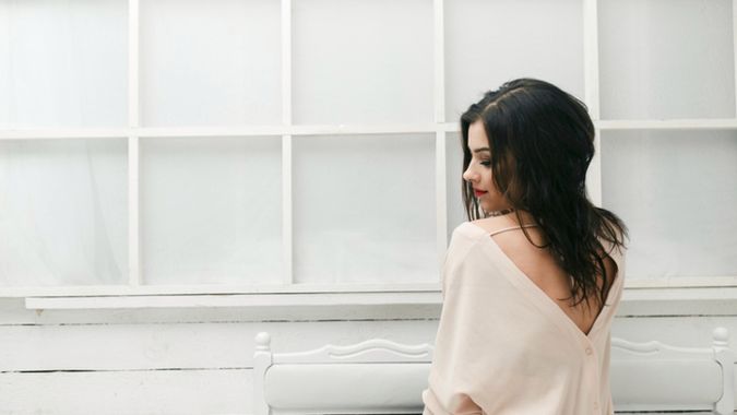 Sweter z wycięciem na plecach to bardzo seksowny i kobiecy model