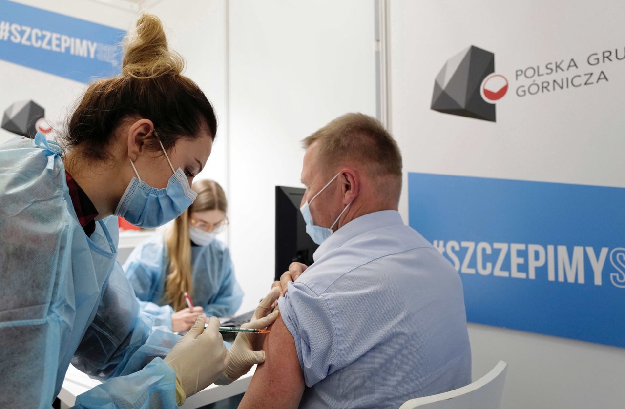 Sondaż dla Wirtualnej Polski. Większość osób deklaruje chęć szczepienia trzecią dawką