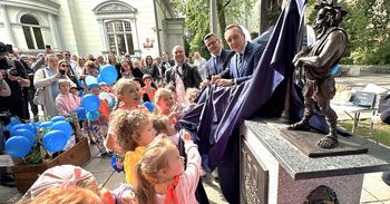Wielka feta w centrum. Zielonogórskie Wodociągi świętują 150 lat! Wspólnie z przedszkolakami odsłonięto nowe bachusiki