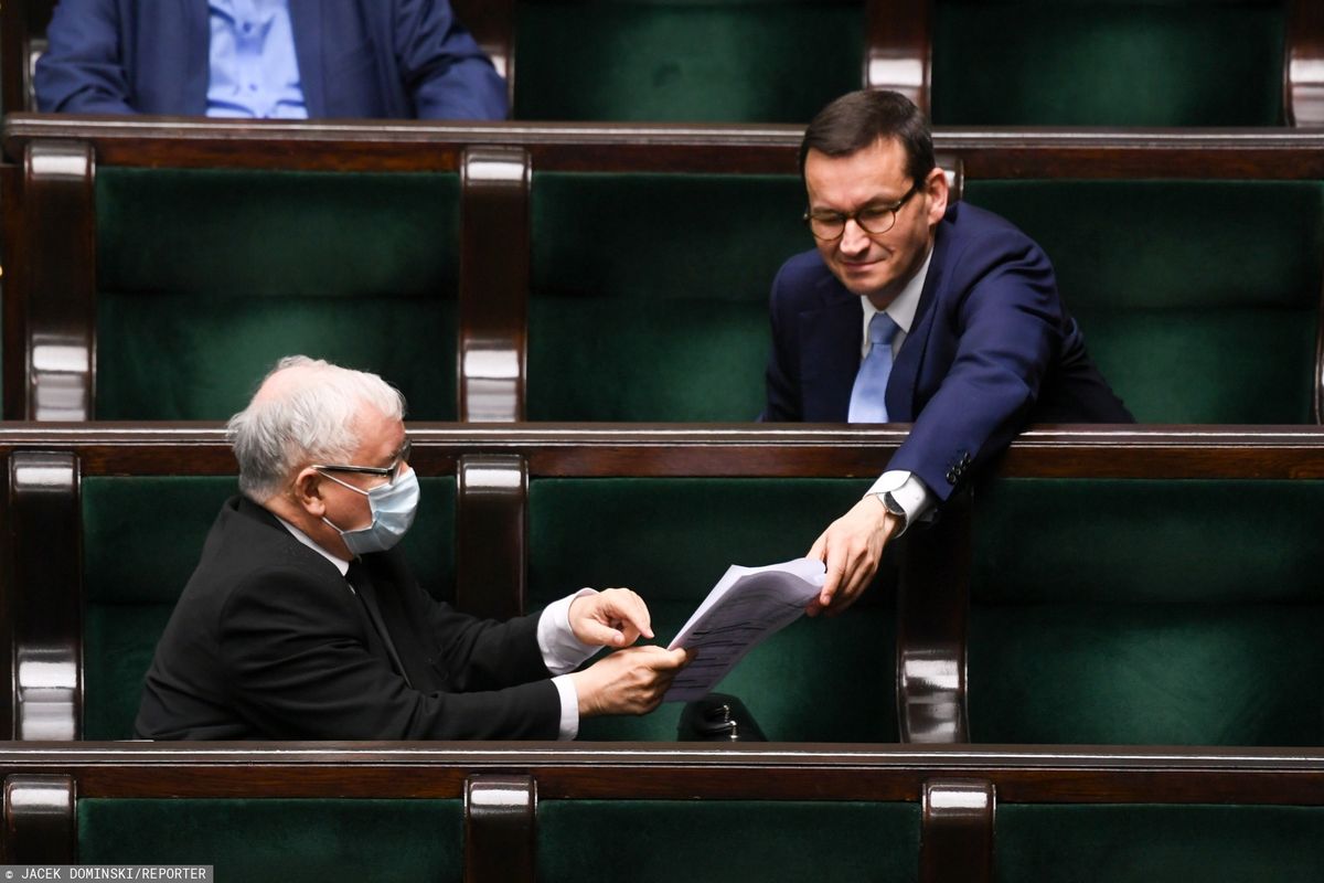 Najnowszy sondaż. Jarosław Kaczyński i Mateusz Morawiecki. Duża różnica w poparciu