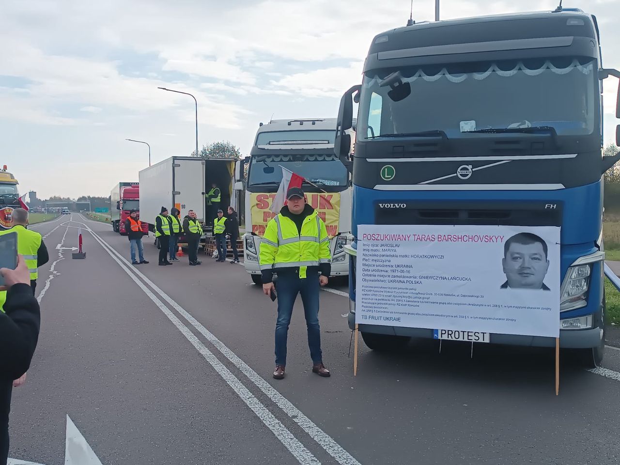 Protest przewoźników na przejściu Hrebenne. Do postulatów rolnicy dołączyli oczekiwanie ścigania ukraińskiego przedsiębiorcy międzynarodowym listem gończym