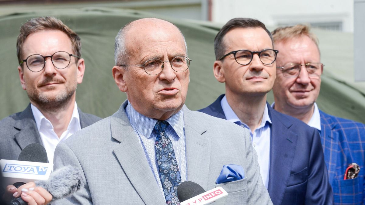 Konferencja pos?�w PiS w ?odzi
25.05.2024 Lodz. Konferencja Prawa i Sprawiedliwosci przy ulicy Zrodlowej 52. N/z Zbigniew Rau, Waldemar Buda, Mateusz Morawiecki, Robert Telus Fot. Piotr Kamionka/REPORTER
Piotr Kamionka/REPORTER