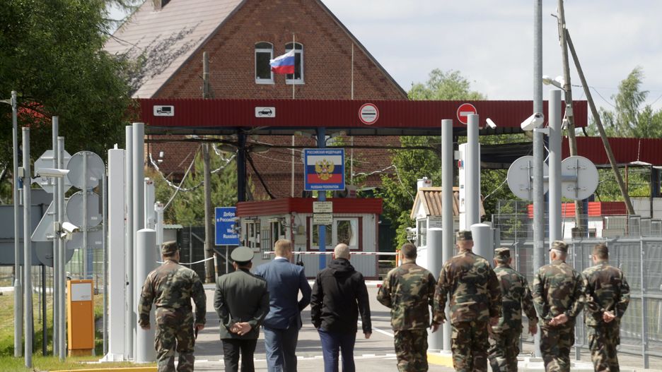 Lithuania begins construction of a wire fence on its' border with Russia
epa06011998 Military personnel and a view of Russia's Kaliningrad enclave border, as seen from the Sudargas border crossing in Ramoniskiai village, Lithuania, 05 June 2017. Lithuania is beginning construction of the wire fence on its' border with Russia's Kaliningrad as the region braces for Russian military drills along the border.  EPA/VALDA KALNINA 
Dostawca: PAP/EPA.
VALDA KALNINA