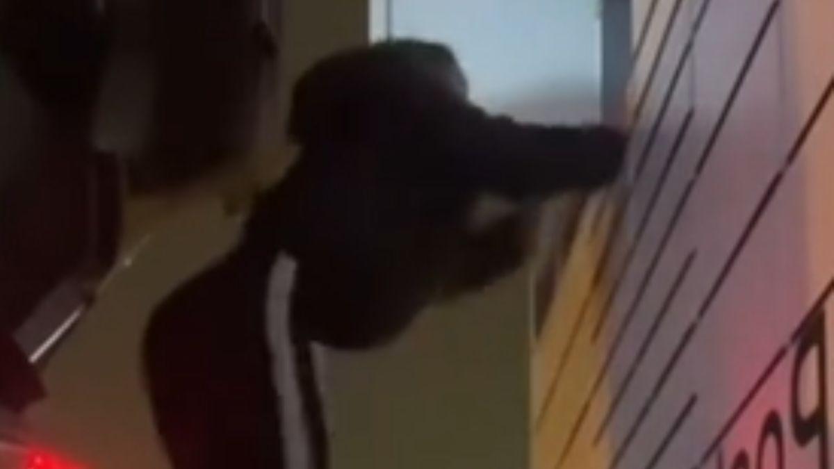 Wyciągnęła paczkę z górnej skrytki. Nietypowy patent.