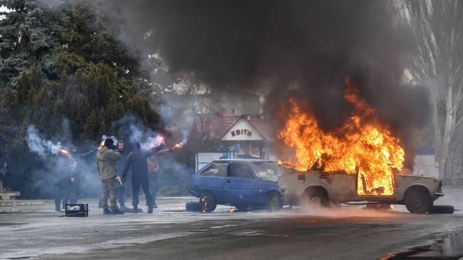 The special tactical training exercises in the Kherson area, South Ukraineepa09750327 Ukrainian police and National Guard servicemen take part in an exercises as fake protesters near the Kalanchak village of Skadovsk district of Kherson area, South Ukraine, 12 February 2022. The special tactical training exercises for timely and effective response to situation with destabilizing factors were conducted in Kherson region, which are located critically close to the administrative border with Crimea peninsula annexed by Russia in 2014. More than thousand law enforcement officers (police, National Guard, State Emergency Service, Border Guard service, State migration Service and so on) special equipment, including a helicopter group were involved in the exercises.  EPA/OLEG PETRASYUK Dostawca: PAP/EPA.OLEG PETRASYUK