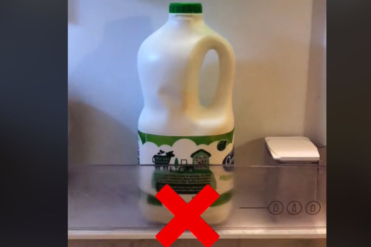 Odradza się przechowywania mleka na drzwiach lodówki. Dlaczego? 