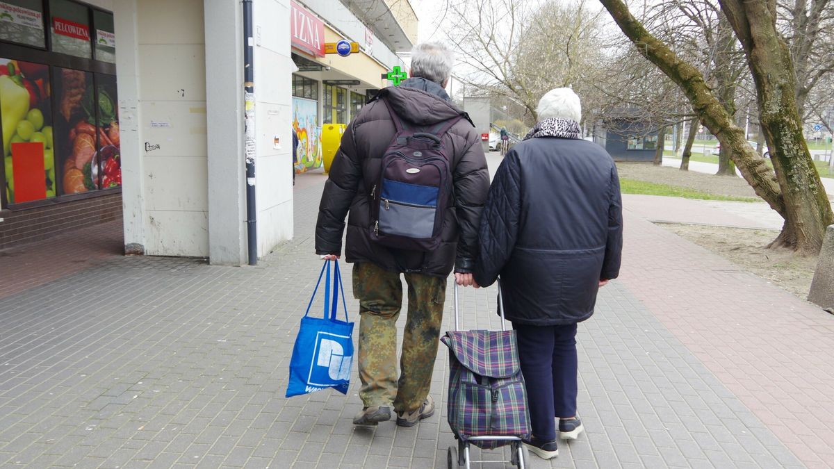 Stock MaBa
Fot. Zofia i Marek Bazak/East News,
Warszawa N/z emeryci z zakupami idacy chodnikiem
ZOFIA BAZAK