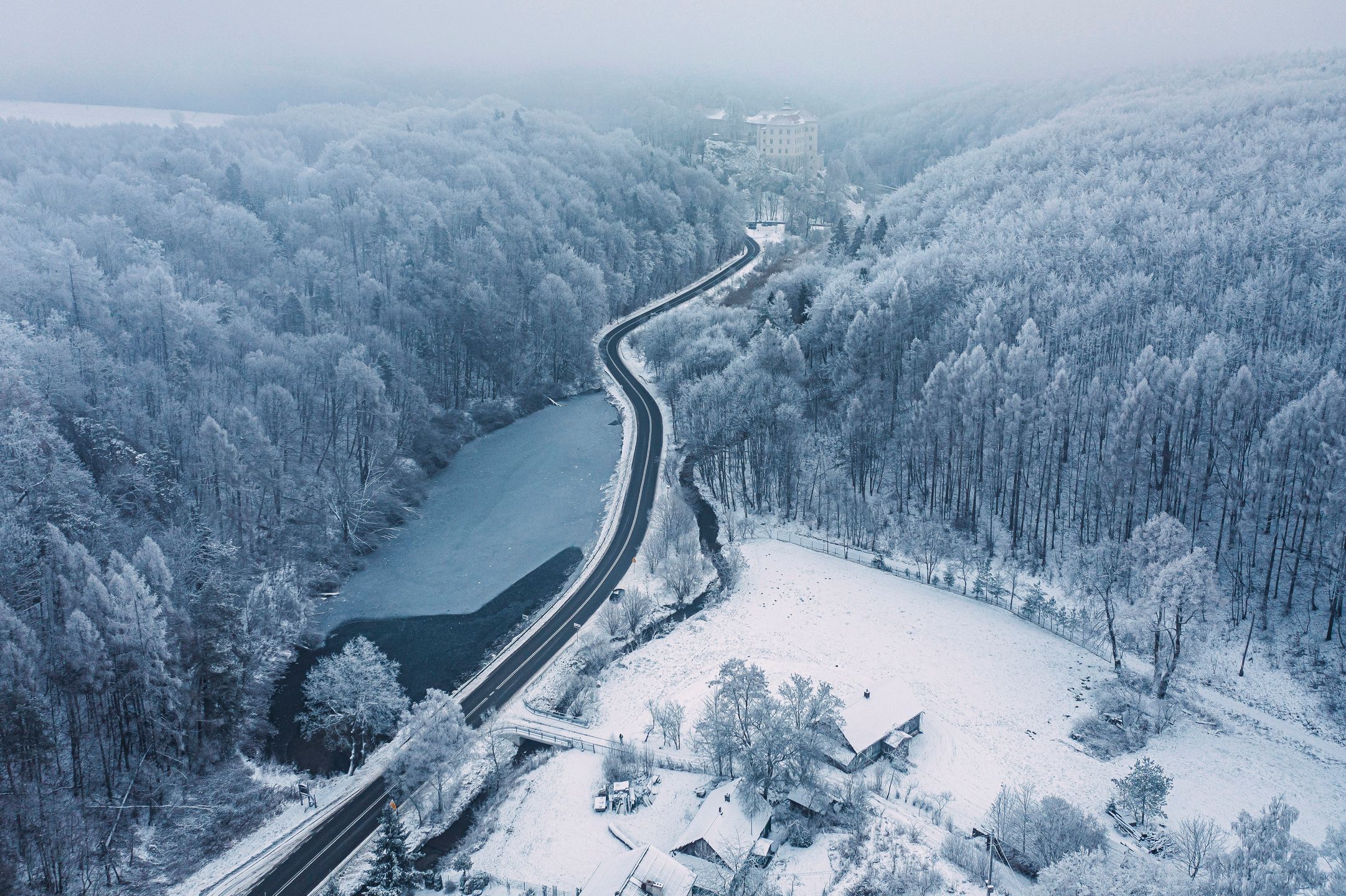 Dolina Prądnika i Pieskowa Skała z lotu ptaka. Zimowe dni spowite we mgle 1