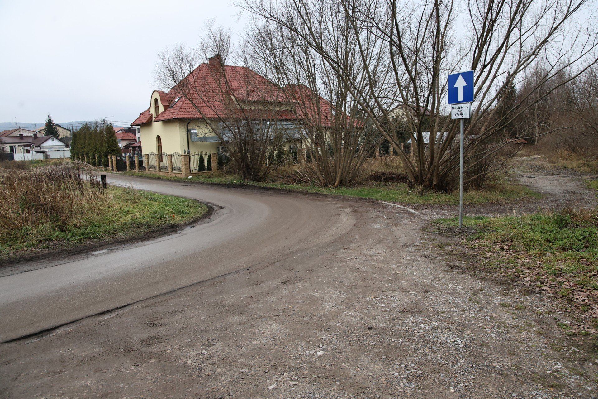 Miejski Zarząd Dróg w Kielcach informuje, że w środę 26 listopada 2025 r. wprowadzona została nowa organizacja ruchu na ulicy Zakręt.