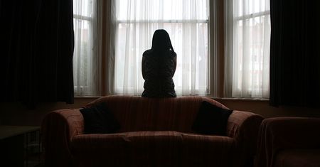 Tomasz W. znęcał się nad żoną. Prokurator: mówił, że wbije jej toporek w łeb i to nic, że dostanie 25 lat do odsiadki
