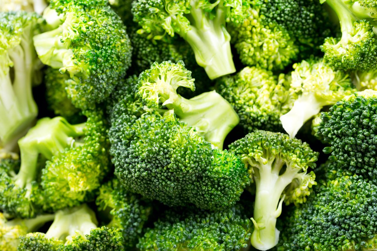 A nutritionist advises eating raw broccoli